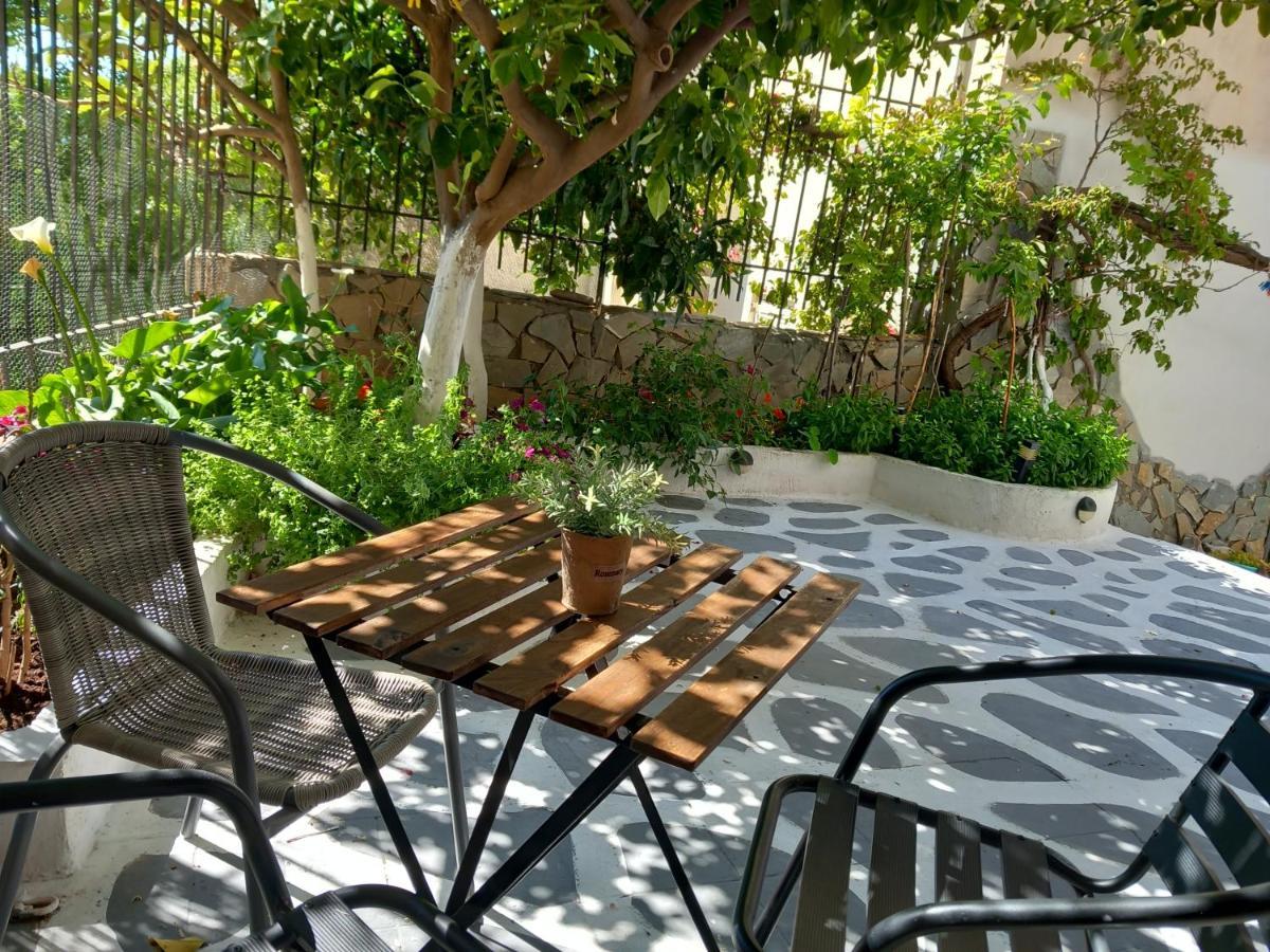 studio in garden Poros Town Esterno foto